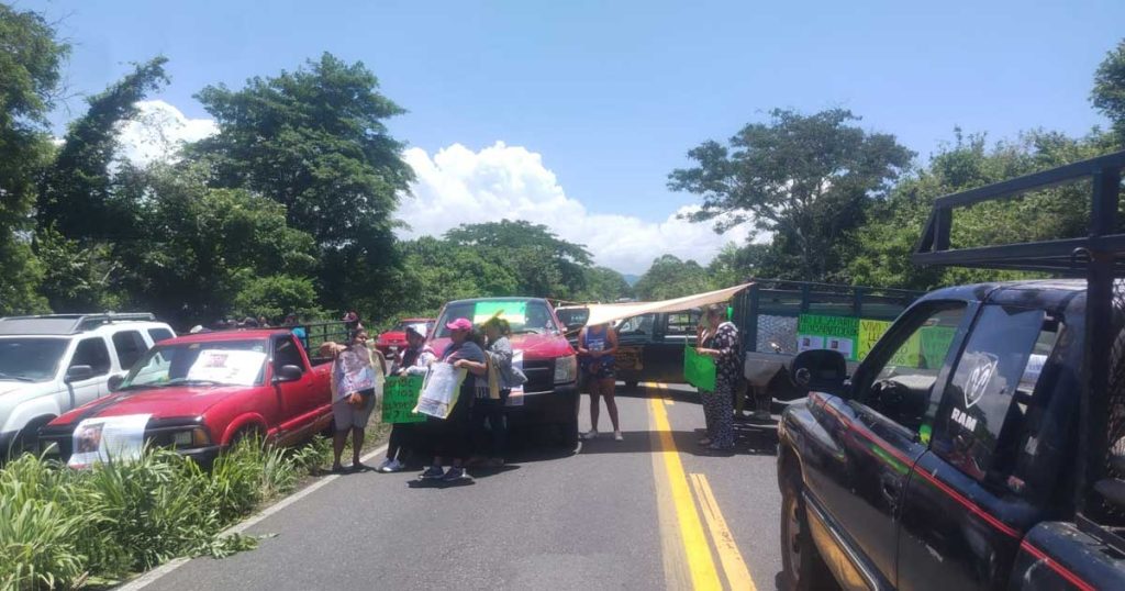 Carretera federal 180 permanece bloqueada exigen aparición de empresario secuestrado