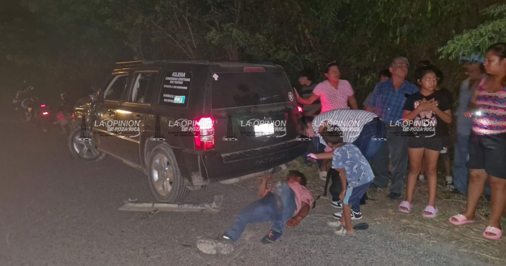 Choca motocicleta contra camioneta; dos lesionados Choca motocicleta contra camioneta; dos lesionados