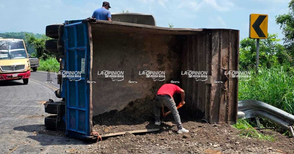 ¡Falla mecánica terminó en volcadura! ¡Falla mecánica terminó en volcadura!