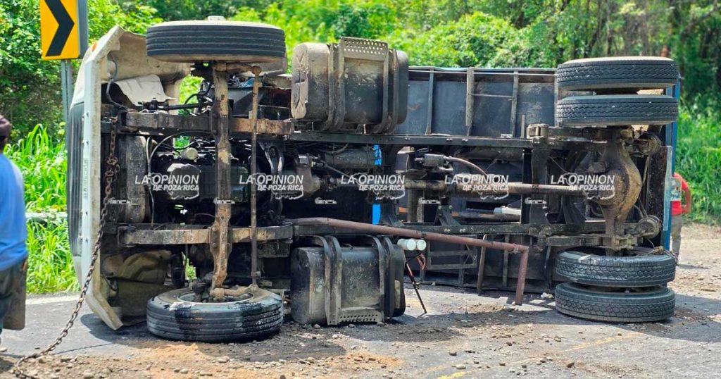 ¡Falla mecánica terminó en volcadura! ¡Falla mecánica terminó en volcadura!
