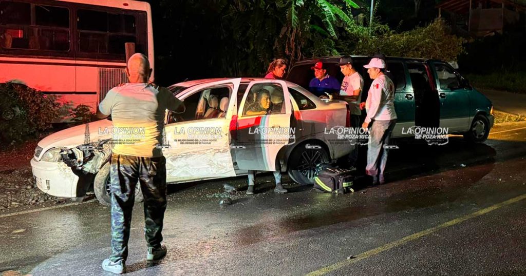 Desbarató camioneta en choque Desbarató camioneta en choque