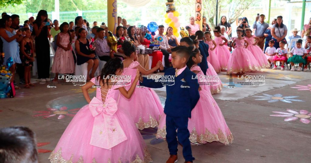 Celebran graduación en kínder en Huizotate Celebran graduación en kínder en Huizotate