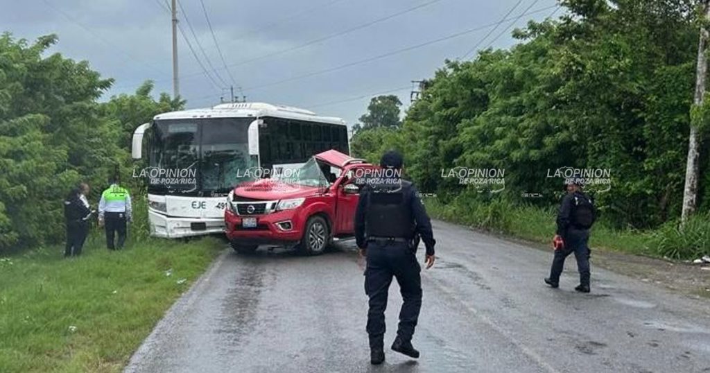Joven pierde la vida al chocar camioneta contra autobús Joven pierde la vida al chocar camioneta contra autobús