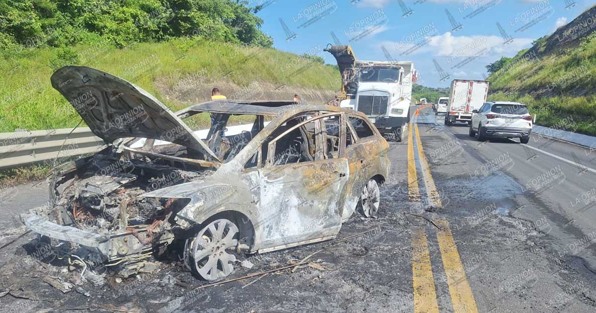 Camioneta reducida a chatarra Camioneta reducida a chatarra