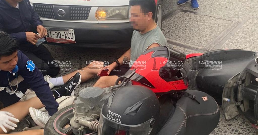 Taxista manda a hospital a motociclistas Tiroteo en la carretera federal Tuxpan-Tampico; un muerto (CABEZA) Sujetos armados habrían privado de la libertad a ocupantes de una camioneta. En los hechos un motociclista murió atropellado. Foto con sellos Álamo, Ver.- Un violento tiroteo registrado en la carretera federal Tuxpan-Tampico, a la altura de la comunidad Arroyo Hondo, ha dejado como saldo un motociclista fallecido y otras personas presuntamente privadas de la libertad. Según los testimonios de testigos que circulaban por el lugar, un grupo de civiles armados abrió fuego contra una camioneta negra, en la que viajaban varias personas. Durante el enfrentamiento, los agresores se llevaron a los tripulantes de la camioneta, tras lo cual huyeron del lugar. En medio del tiroteo, un motociclista que transitaba por la zona fue atropellado, perdiendo la vida en el lugar de los hechos. Sobre la carretera quedó abandonada una camioneta, en cuyo interior se habrían encontrado poncha llantas, pero no hay armas, trascendió. Se menciona que en la zona se ha desarrollado una intensa movilización policíaca y personal militar, sin que hasta ahora se tengan mayores datos sobre los hechos.