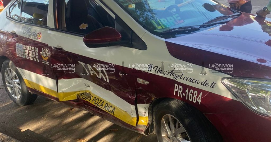 Se pasó el alto para chocar con taxi Se pasó el alto para chocar con taxi