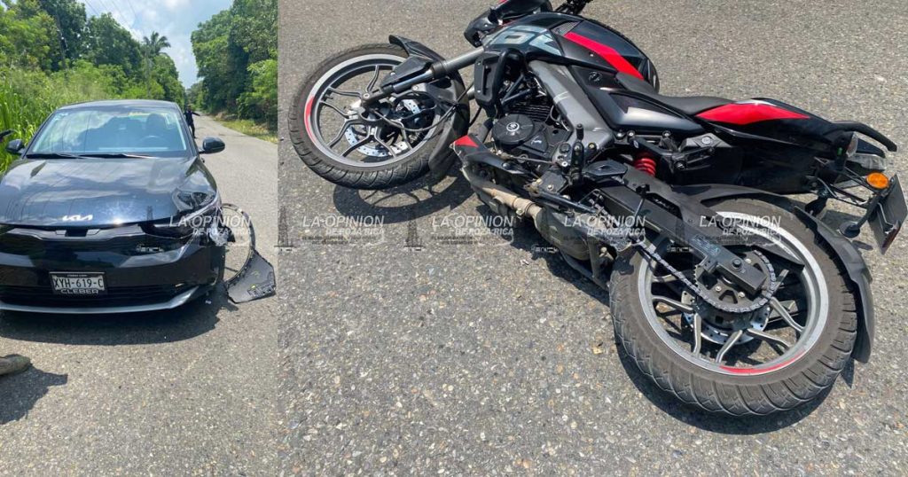 ¡Se ensarta moto con auto! ¡Se ensarta moto con auto!