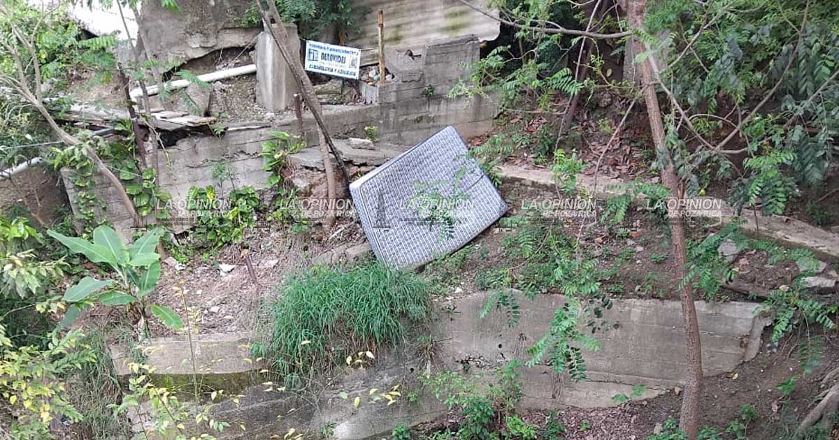 Tiran colchones en los arroyos de la ciudad; denuncian vecinos Tiran colchones en los arroyos de la ciudad; denuncian vecinos