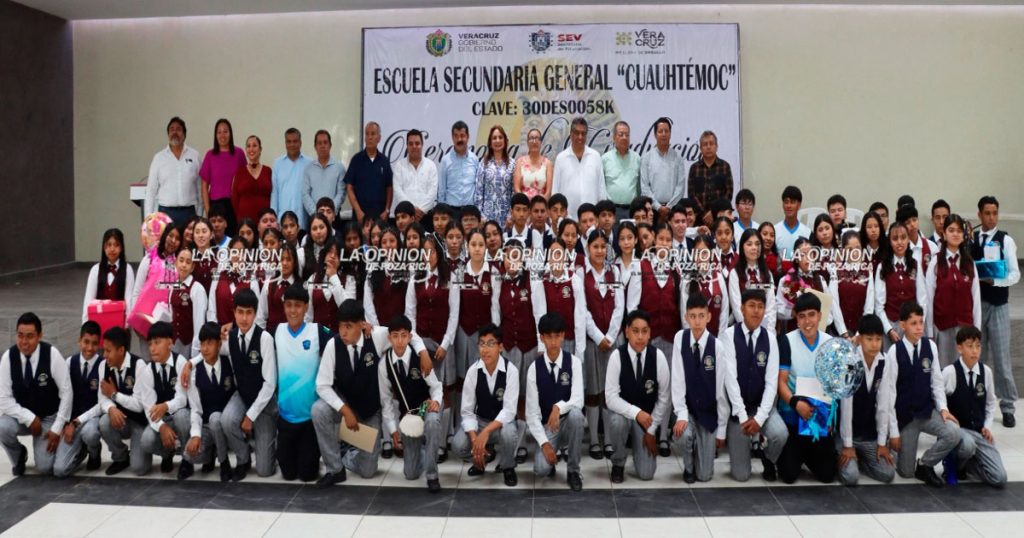 Paty Ortiz motiva a estudiantes a seguir adelante con entusiasmo Paty Ortiz motiva a estudiantes a seguir adelante con entusiasmo