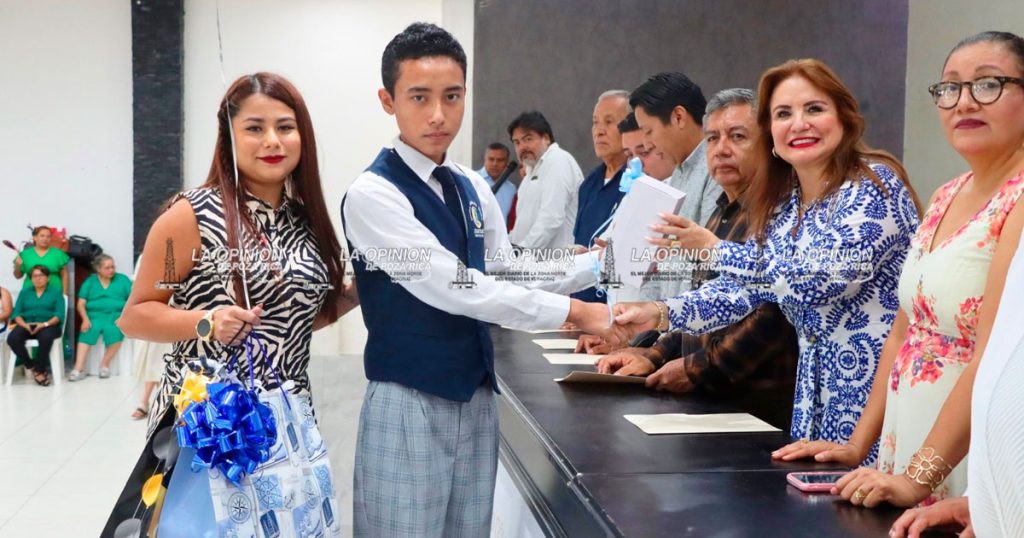 Paty Ortiz motiva a estudiantes a seguir adelante con entusiasmo Paty Ortiz motiva a estudiantes a seguir adelante con entusiasmo