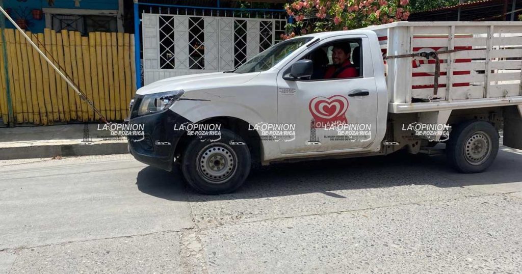 ¡Chocan taxi y camioneta! ¡Chocan taxi y camioneta!