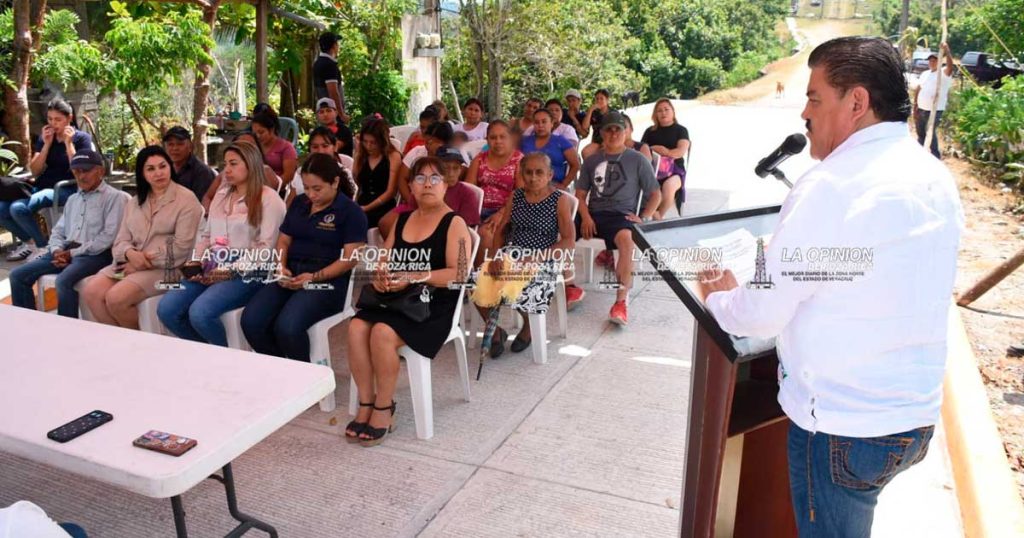 Entrega Leobardo Gómez obra de pavimentación Entrega Leobardo Gómez obra de pavimentación