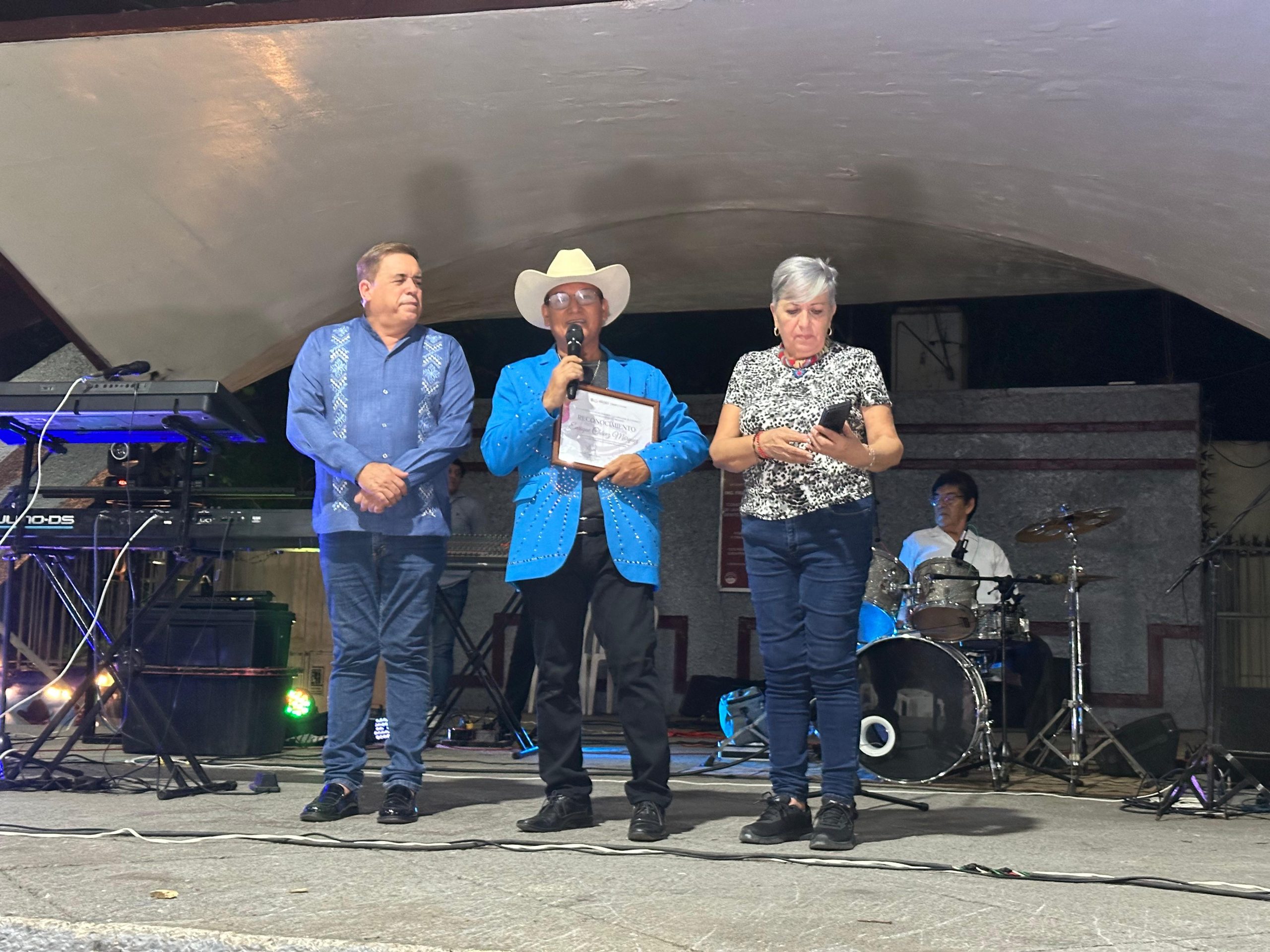 Reconocen la trayectoria de Enrique Chavez