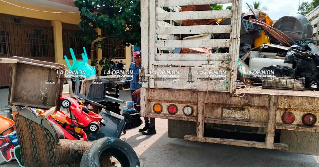 Destruyen doce toneladas de cacharros en la Independencia Destruyen doce toneladas de cacharros en la Independencia
