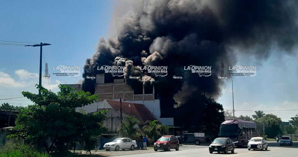 Devastador incendio consume negocio en Tihuatlán Devastador incendio consume negocio en Tihuatlán