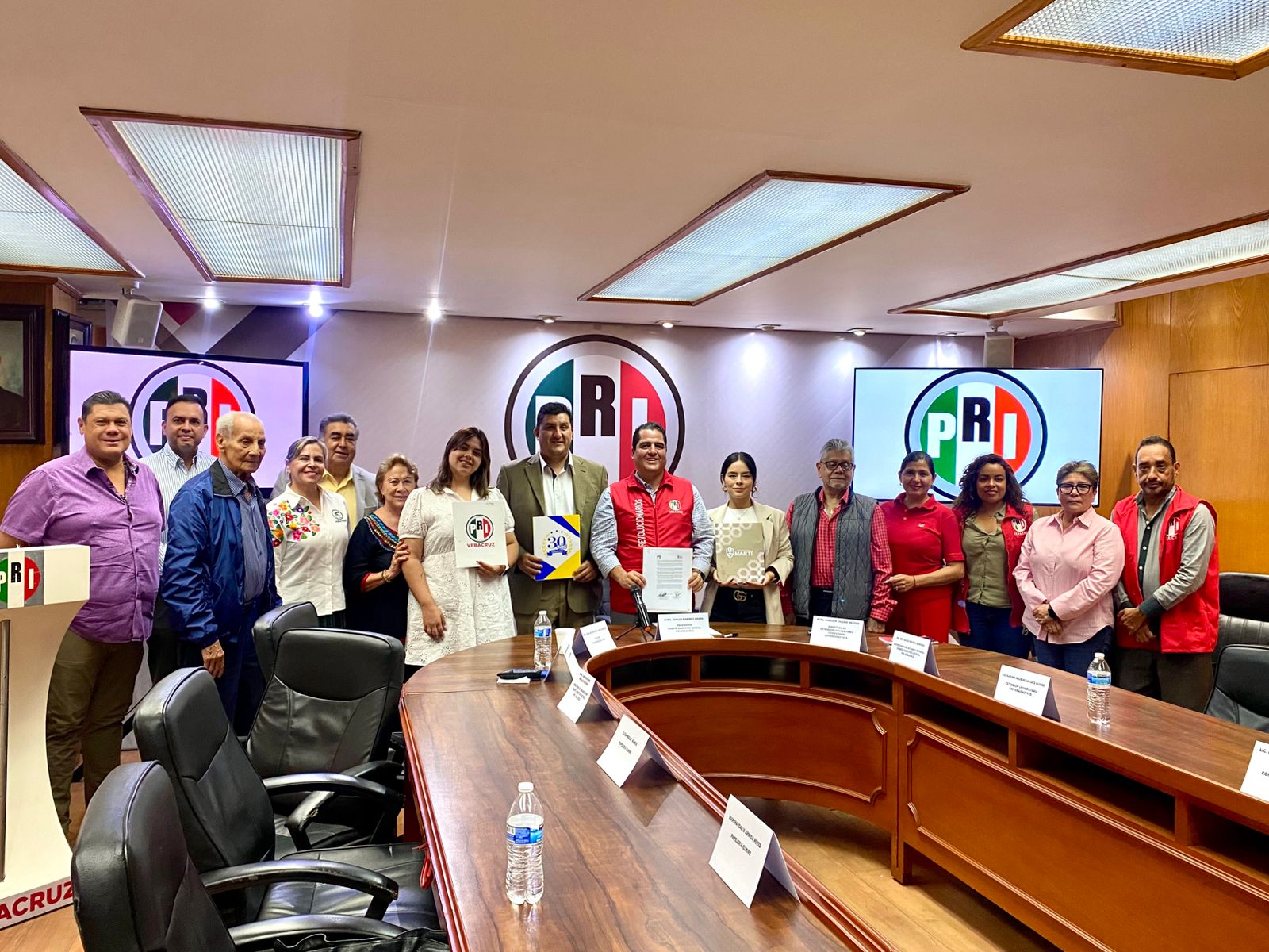 PRI Veracruz firma convenios de colaboración en beneficio de militantes