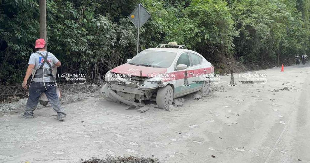 Camión cementero derriba su carga Camión cementero derriba su carga