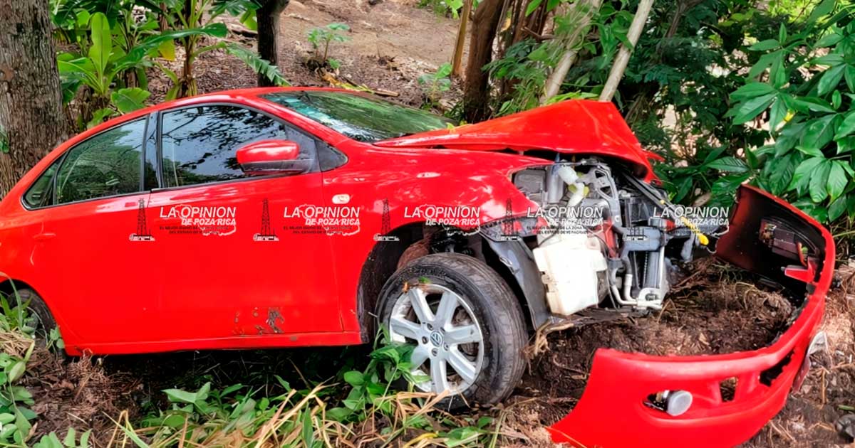 Camioneta saca a vehículo de la carretera Camioneta saca a vehículo de la carretera