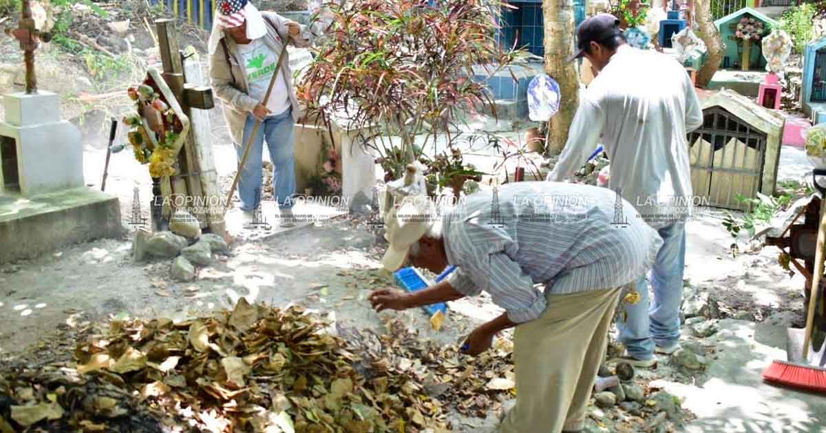 Combaten al dengue también en panteones Combaten al dengue también en panteones