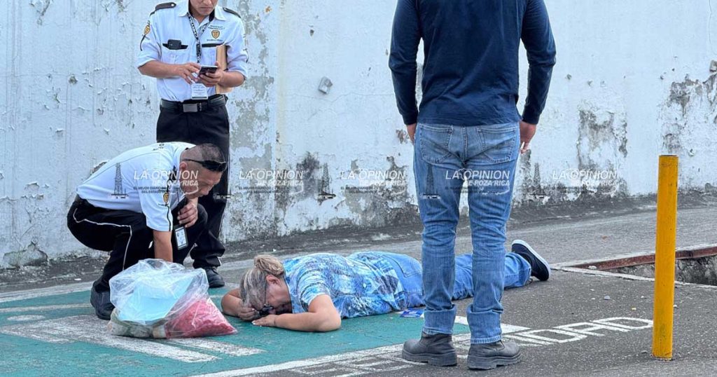 Mujer cae aparatosamente y termina lesionada Mujer cae aparatosamente y termina lesionada