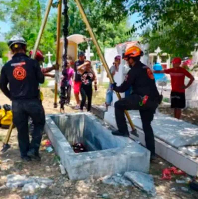 Fue de visita al panteón y terminó dentro de una tumba Fue de visita al panteón y terminó dentro de una tumba