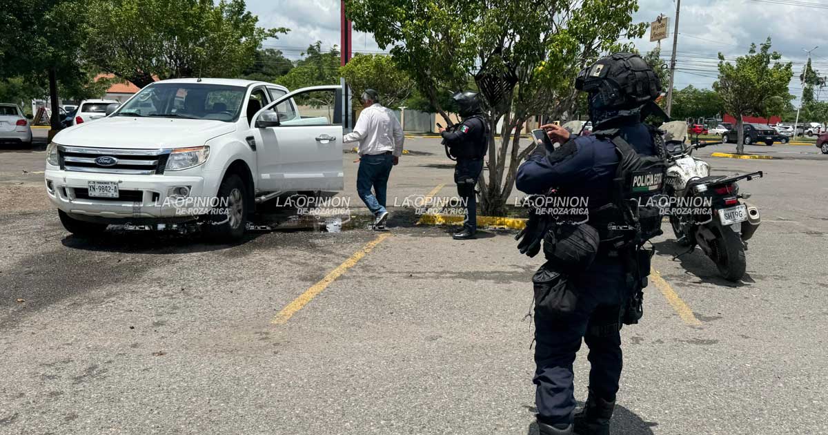 Se roban camioneta de estacionamiento en Soriana Se roban camioneta de estacionamiento en Soriana