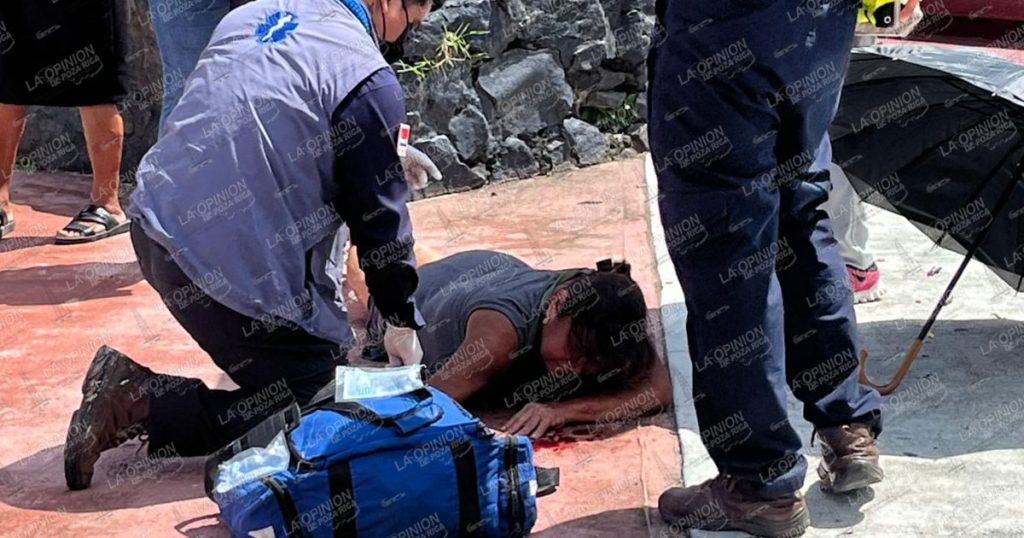 Mujer terminó en el hospital tras caer en la Plaza Cívica