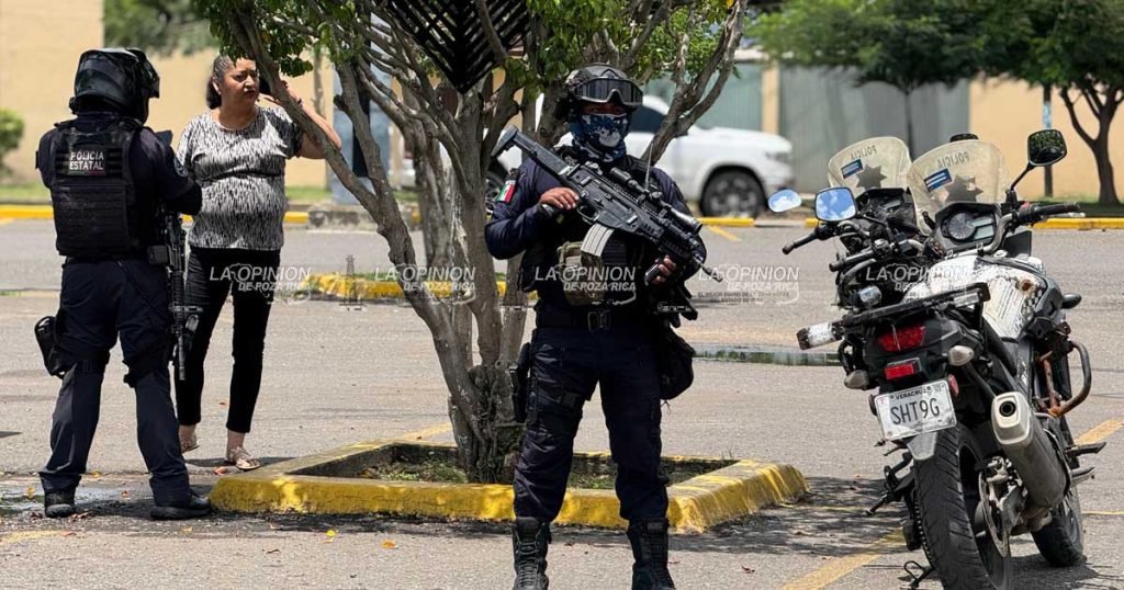 Se roban camioneta de estacionamiento en Soriana Se roban camioneta de estacionamiento en Soriana