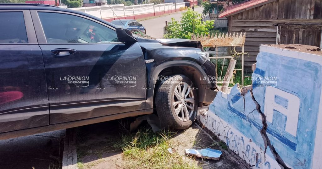 Camioneta se estrelló en una barda Camioneta se estrelló en una barda