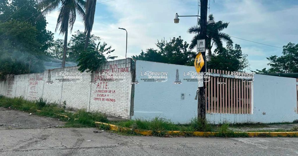 Federal No. 1 alista regreso a clases entre contaminación y basura Federal No. 1 alista regreso a clases entre contaminación y basura