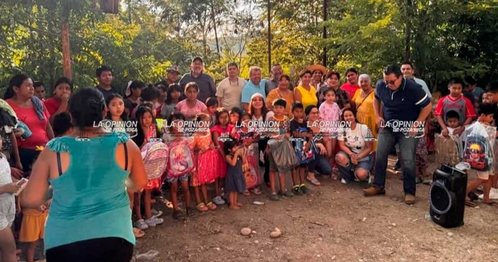 Voluntarios de Corazón entregan mochilas con útiles escolares Voluntarios de Corazón entregan mochilas con útiles escolares