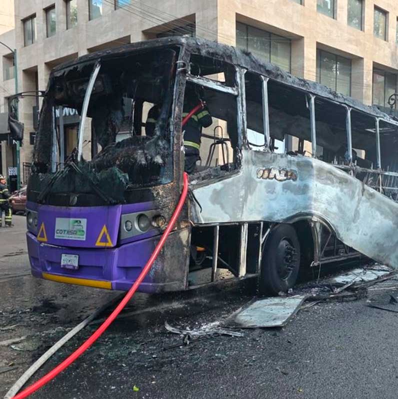 Camión de transporte público se incendia en CDMX