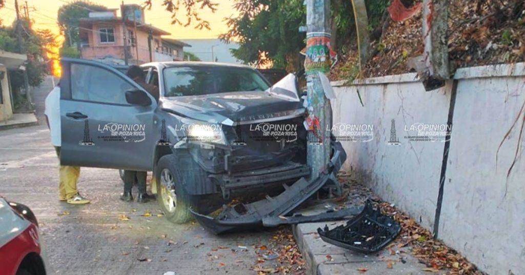 Camioneta chocó contra un poste Camioneta chocó contra un poste