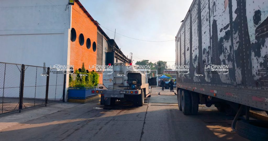 Presunto incendio de comercio moviliza a cuerpos de emergencia Presunto incendio de comercio moviliza a cuerpos de emergencia