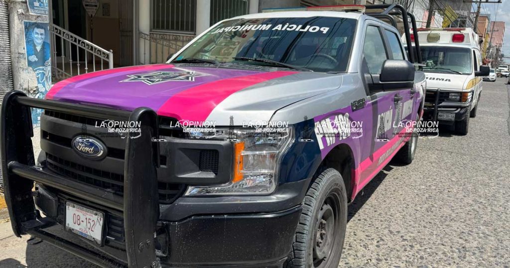 Mujer se desvanece dentro de una iglesia Mujer se desvanece dentro de una iglesia