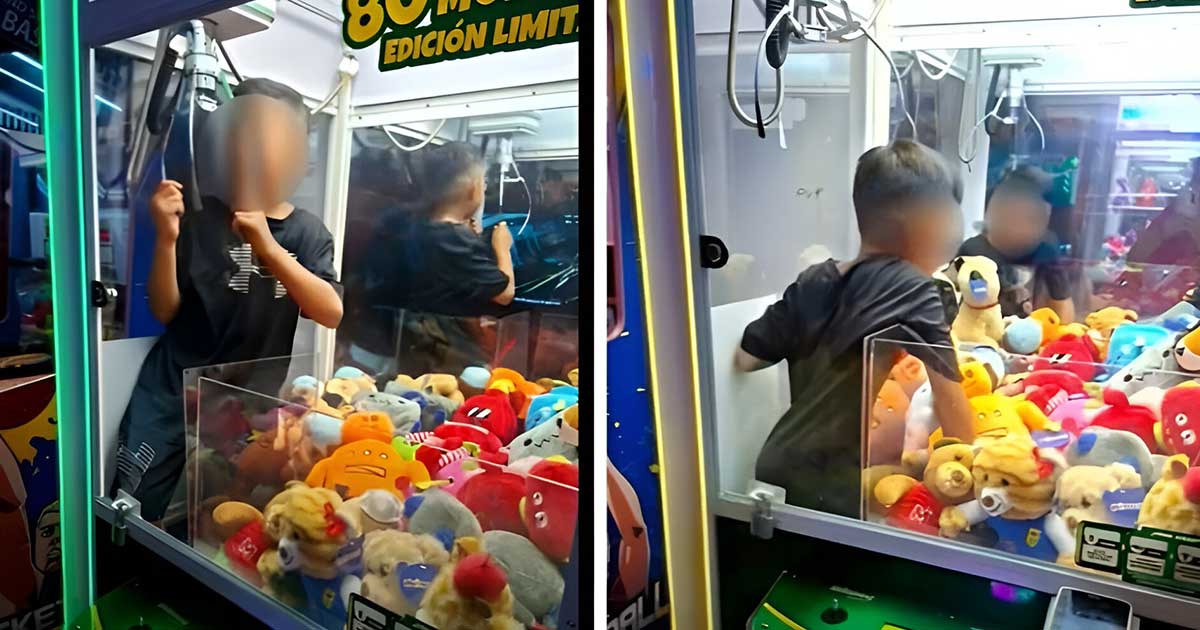 Niño queda atrapado en máquina de peluches Niño queda atrapado en máquina de peluches