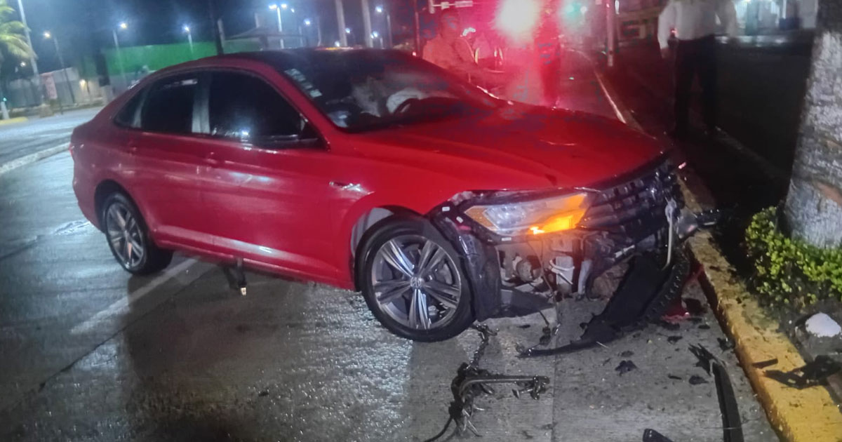 ¡Chocan y abandonan auto! ¡Chocan y abandonan auto!