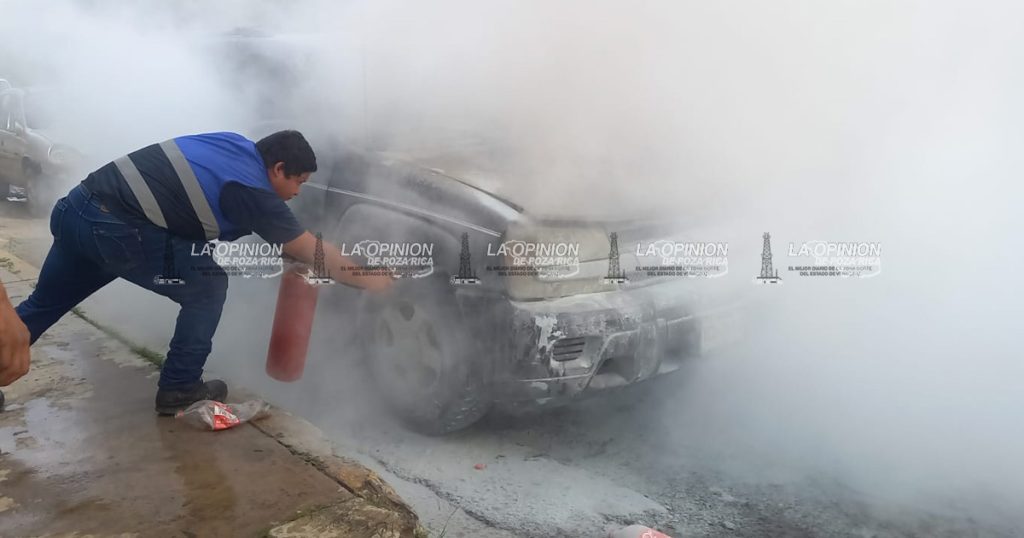 Sofocan incendio de una camioneta en Cerro Azul Sofocan incendio de una camioneta en Cerro Azul
