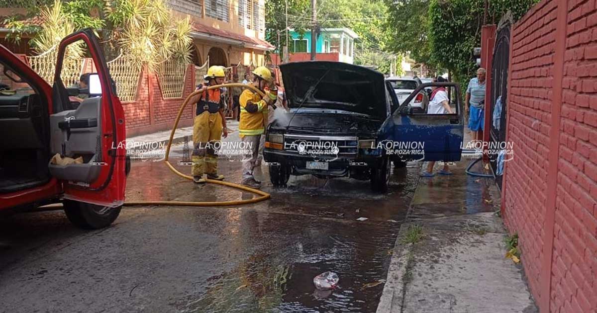 Vehículo se incendia tras un cortocircuito Vehículo se incendia tras un cortocircuito