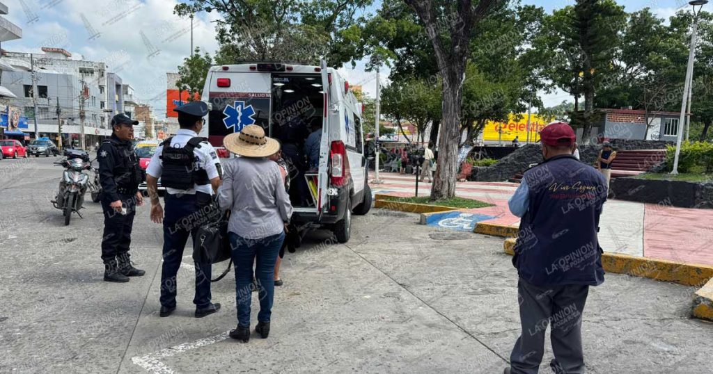 Mujer terminó en el hospital tras caer en la Plaza Cívica