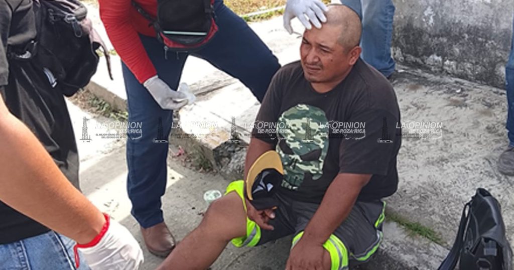 ¡Auto derriba a motociclista! ¡Auto derriba a motociclista!