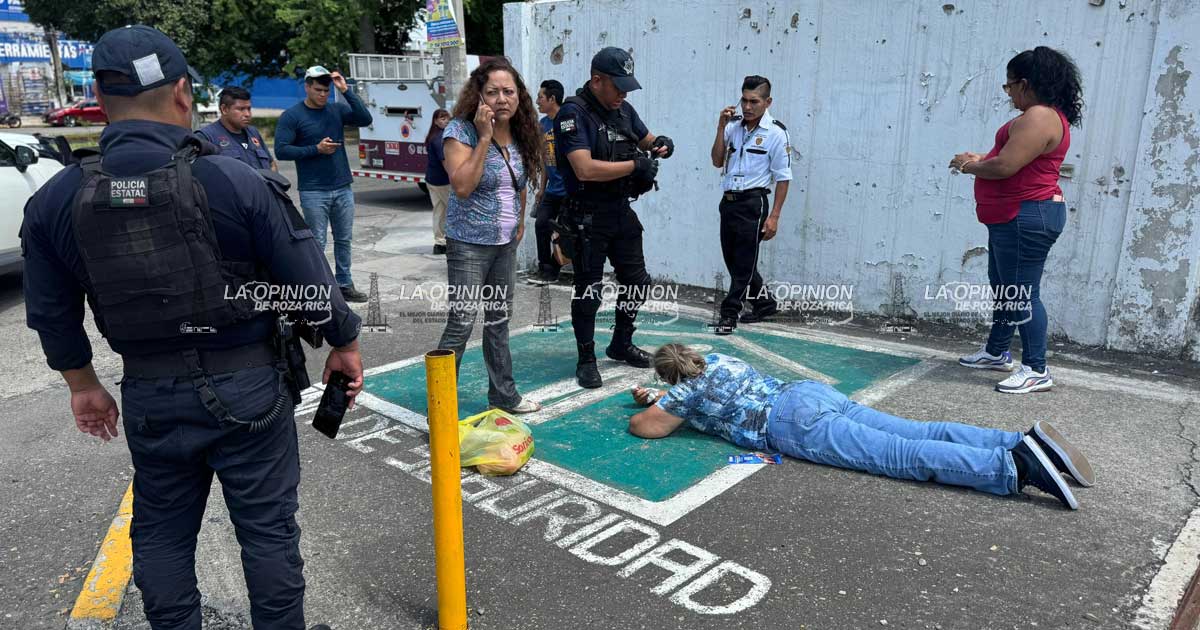 Mujer cae aparatosamente y termina lesionada Mujer cae aparatosamente y termina lesionada