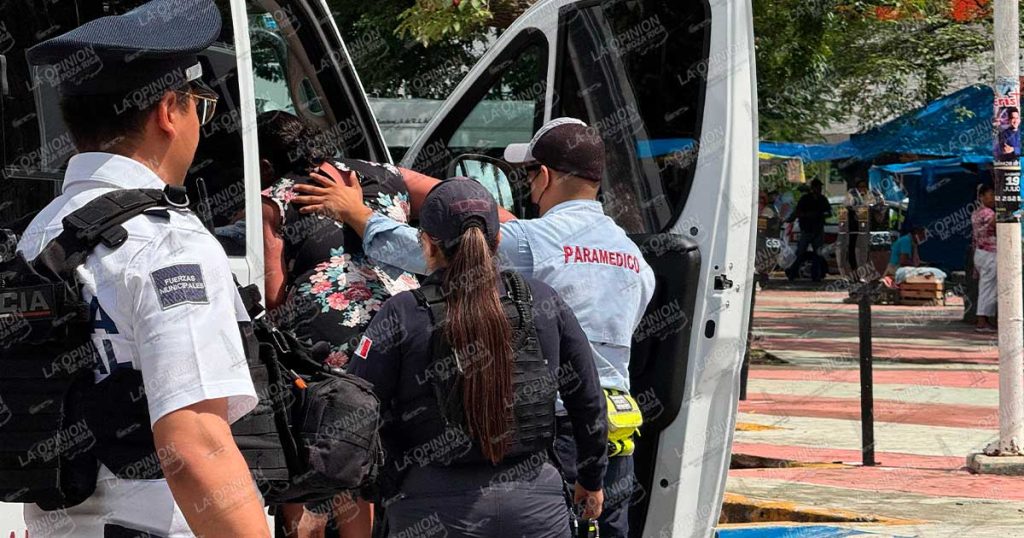 Mujer terminó en el hospital tras caer en la Plaza Cívica