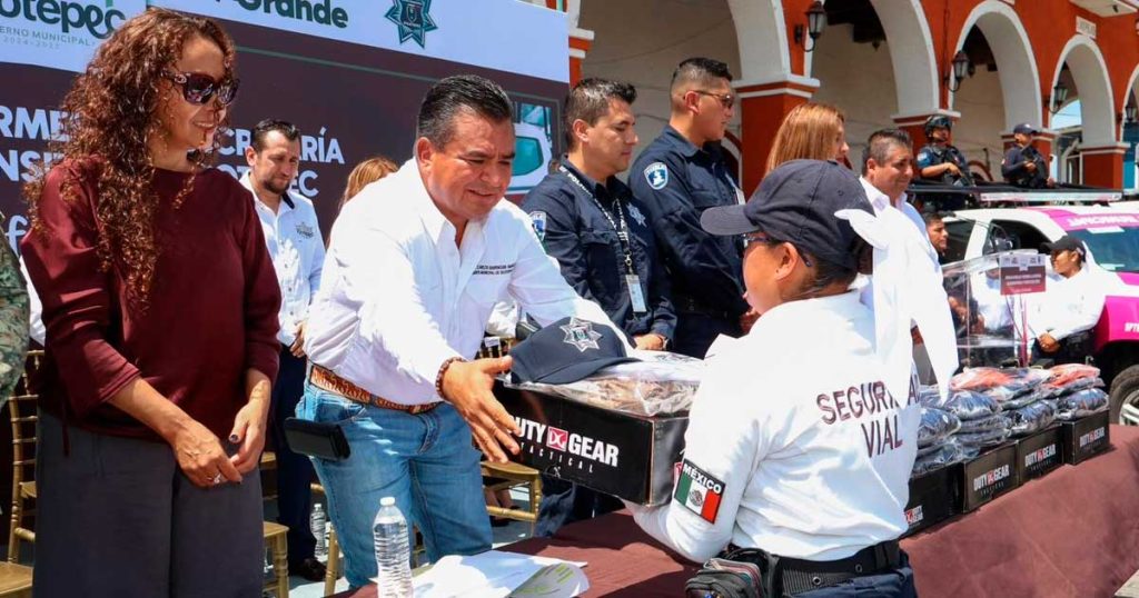 Entrega patrullas para fortalecer la seguridad en Xicotepec Entrega patrullas para fortalecer la seguridad en Xicotepec