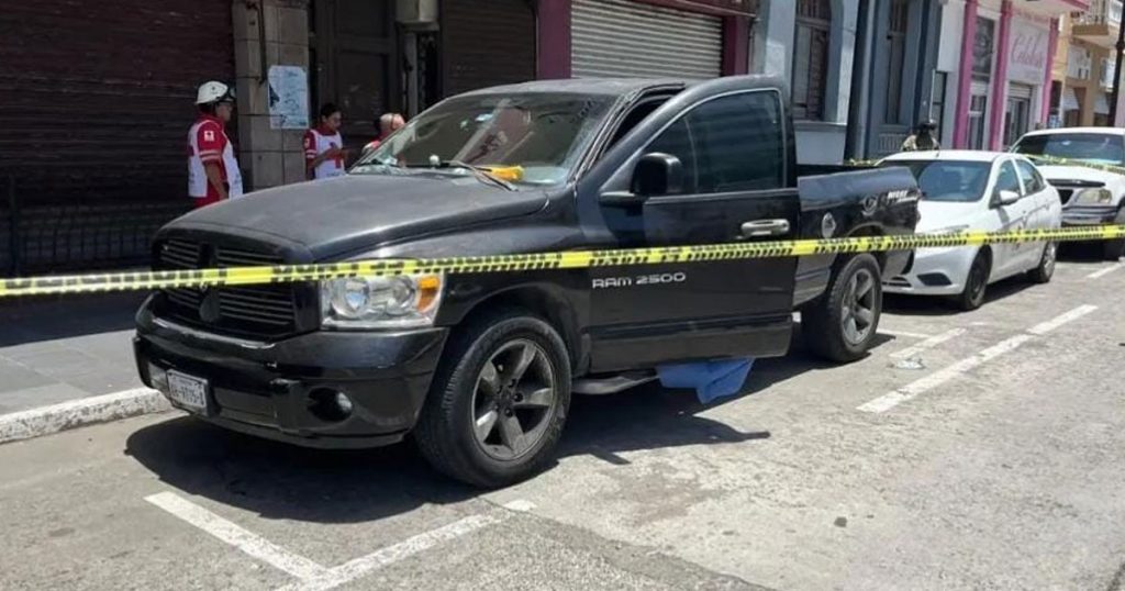 Adulto mayor fallece dentro de su camioneta Adulto mayor fallece dentro de su camioneta