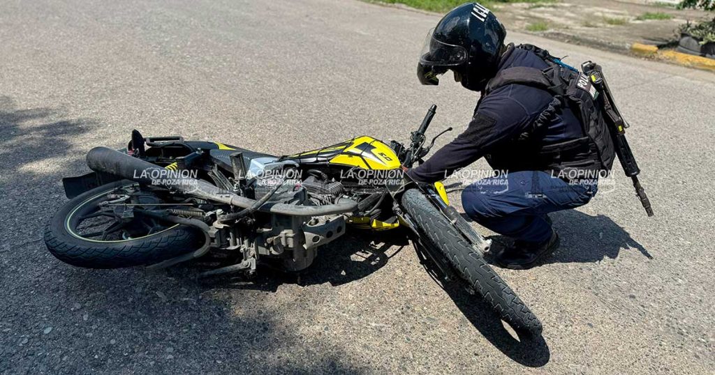 Camioneta lo derriba y se da a la fuga Camioneta lo derriba y se da a la fuga