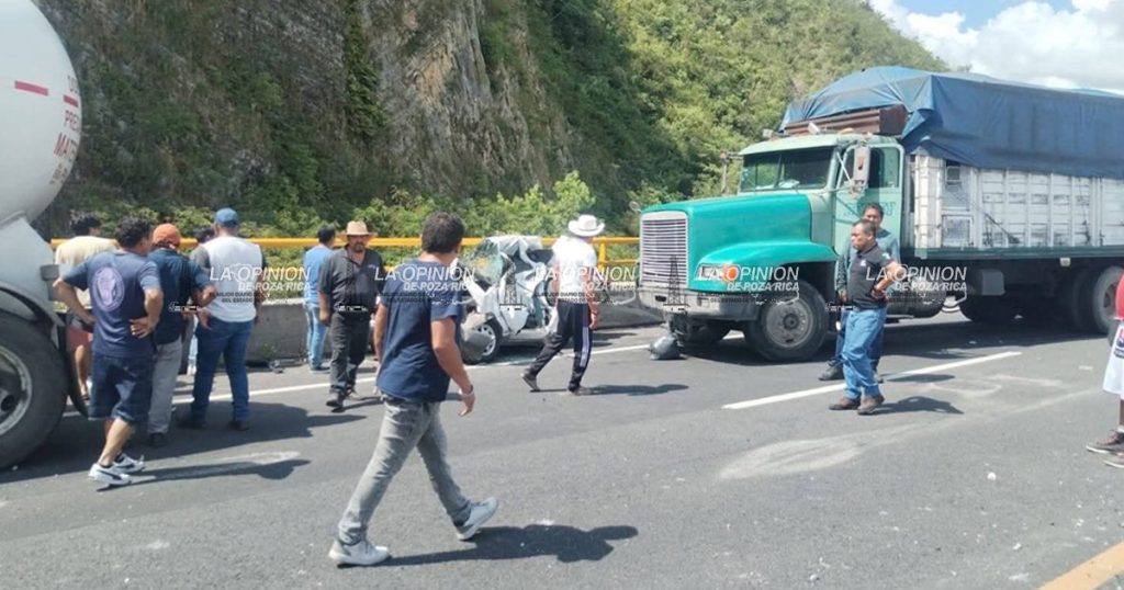 Autopista México - Tuxpan cerrada por consecutivos accidentes, dejando una persona sin vida Autopista México - Tuxpan cerrada por consecutivos accidentes, dejando una persona sin vida
