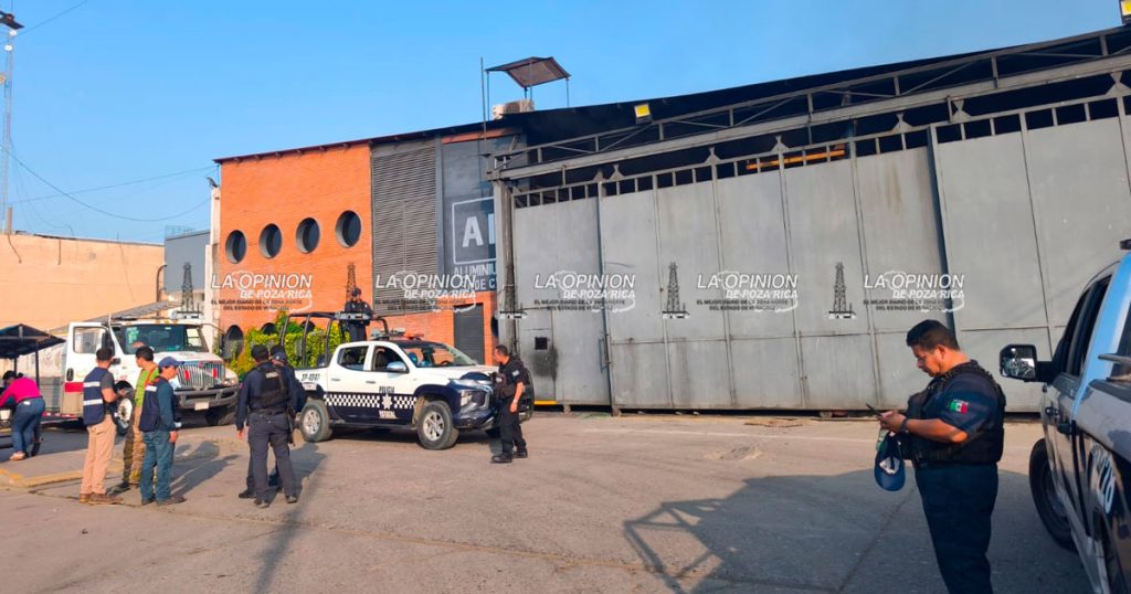 Presunto incendio de comercio moviliza a cuerpos de emergencia Presunto incendio de comercio moviliza a cuerpos de emergencia