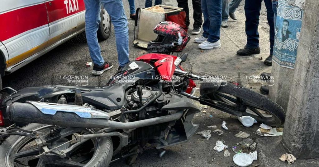 Motociclista derribado por taxi Motociclista derribado por taxi