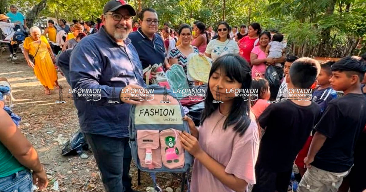 Voluntarios de Corazón entregan mochilas con útiles escolares Voluntarios de Corazón entregan mochilas con útiles escolares